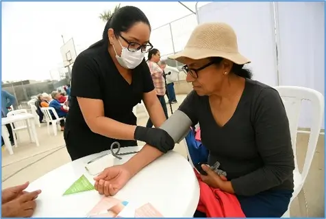 Brigada médica de Fundación Catzi atendiendo a la comunidad
